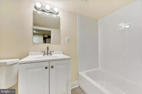 Bath - 4000 Falls Rd, Baltimore, MD 21211 photo 4 of 4