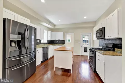 Kitchen - 4000 Falls Rd, Baltimore, MD 21211 photo 2 of 5