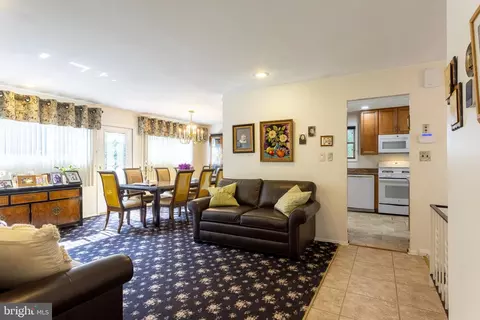 Entry Way - 3313 Claran Rd, Baltimore, MD 21215 photo 1 of 3