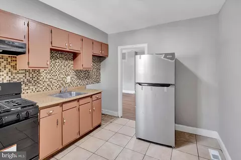 Entry Way - 74 S Kossuth St, Baltimore, MD 21229 photo 3 of 3