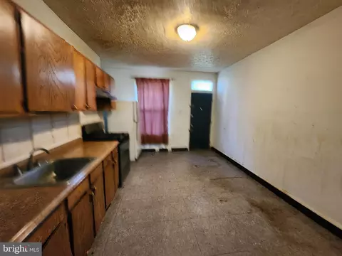 Entry Way - 2934 E Fayette St, Baltimore, MD 21224 photo 3 of 7