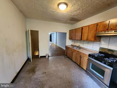 Entry Way - 2934 E Fayette St, Baltimore, MD 21224 photo 4 of 7