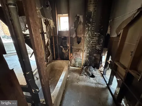 Bath - 1218 Mcculloh St, Baltimore, MD 21217 photo 1 of 2