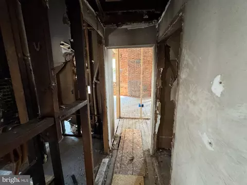 Entry Way - 1218 Mcculloh St, Baltimore, MD 21217 photo 11 of 31