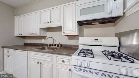 Entry Way - 4441 Eldone Rd, Baltimore, MD 21229 photo 1 of 2