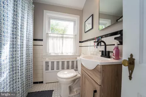 Bath - 3914 Rexmere Rd, Baltimore, MD 21218 photo 1 of 2