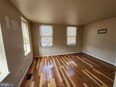 Living - 118 S Mount St #2, Baltimore, MD 21223 photo 4 of 5