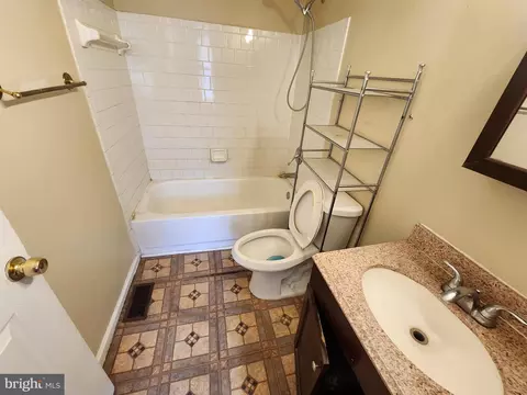 Bath - 118 S Mount St #2, Baltimore, MD 21223 photo 1 of 2