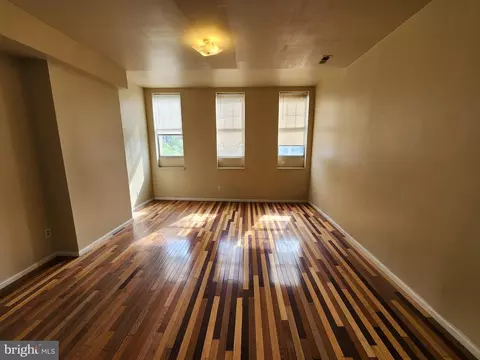Living - 118 S Mount St #2, Baltimore, MD 21223 photo 2 of 5