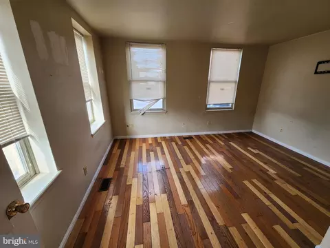 Living - 118 S Mount St #2, Baltimore, MD 21223 photo 3 of 5