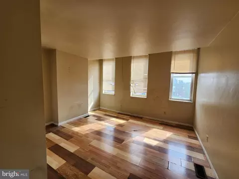 Living - 118 S Mount St #2, Baltimore, MD 21223 photo 5 of 5
