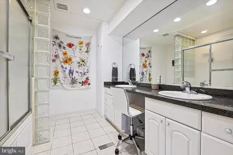 Bath - 427 Grindall St #2, Baltimore, MD 21230 photo 2 of 4