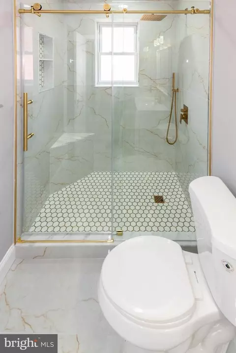 Bath - 4843 Greencrest Rd, Baltimore, MD 21206 photo 2 of 3