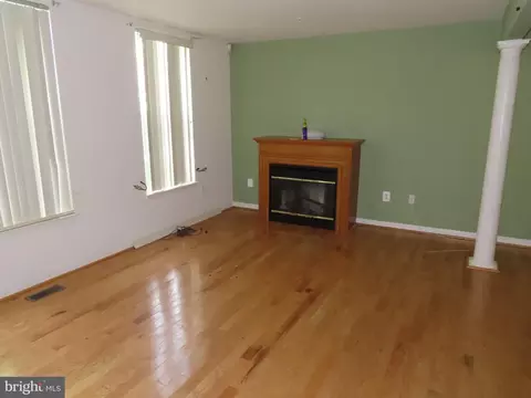 Living - 811 George St, Baltimore, MD 21201 photo 3 of 8