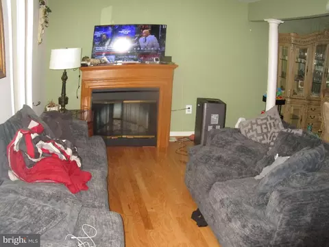 Living - 811 George St, Baltimore, MD 21201 photo 1 of 2