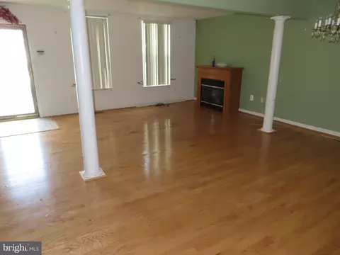 Living - 811 George St, Baltimore, MD 21201 photo 4 of 8