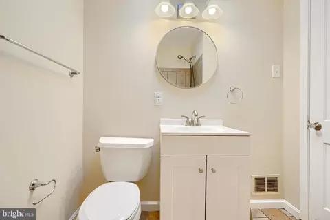 Bath - 334 Kane St, Baltimore, MD 21224 photo 3 of 5