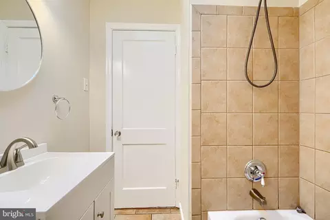 Bath - 334 Kane St, Baltimore, MD 21224 photo 2 of 5