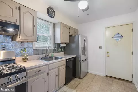 Entry Way - 6402 Moyer Ave, Baltimore, MD 21206 photo 3 of 10