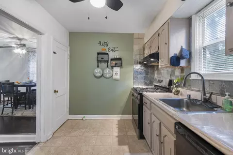 Entry Way - 6402 Moyer Ave, Baltimore, MD 21206 photo 5 of 10