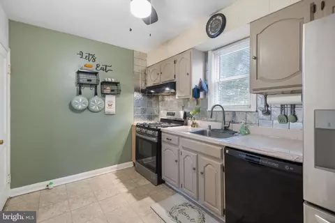 Entry Way - 6402 Moyer Ave, Baltimore, MD 21206 photo 4 of 10