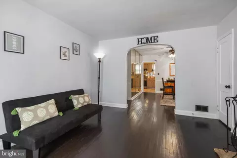 Entry Way - 6402 Moyer Ave, Baltimore, MD 21206 photo 1 of 10