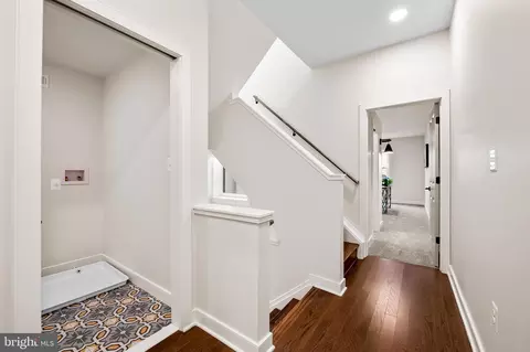 Entry Way - 450 E 22nd St, Baltimore, MD 21217 photo 7 of 10