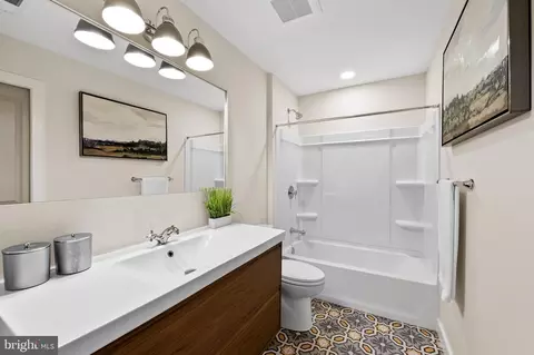 Bath - 450 E 22nd St, Baltimore, MD 21217 photo 2 of 4