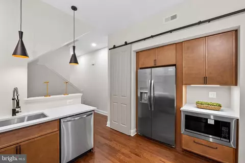 Entry Way - 450 E 22nd St, Baltimore, MD 21217 photo 5 of 10