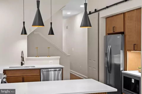 Entry Way - 450 E 22nd St, Baltimore, MD 21217 photo 3 of 10