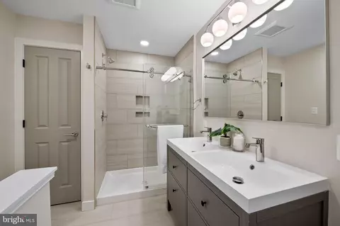 Bath - 450 E 22nd St, Baltimore, MD 21217 photo 3 of 4