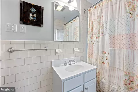 Bath - 305 Tunbridge Rd, Baltimore, MD 21212 photo 3 of 7