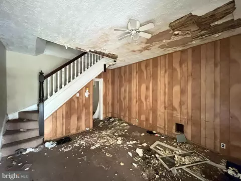 Entry Way - 300 S Augusta Ave, Baltimore, MD 21229 photo 1 of 3