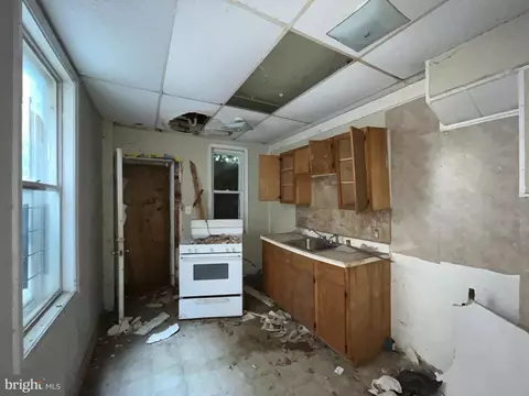 Entry Way - 300 S Augusta Ave, Baltimore, MD 21229 photo 2 of 3