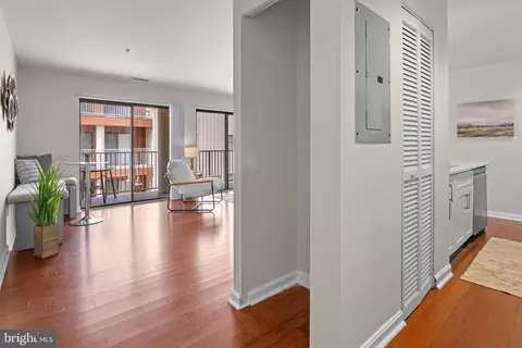 2702 Lighthouse Pt E #631, Baltimore, MD 21224 photo 4