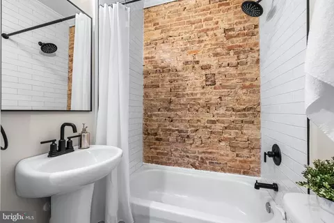 Bath - 3635 Chestnut Ave, Baltimore, MD 21211 photo 1 of 2