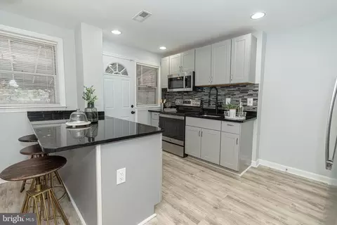 Entry Way - 3828 Sinclair Ln, Baltimore, MD 21213 photo 2 of 6