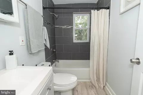 Bath - 3828 Sinclair Ln, Baltimore, MD 21213 photo 2 of 4