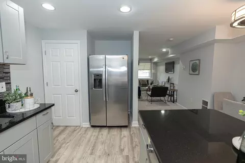 Entry Way - 3828 Sinclair Ln, Baltimore, MD 21213 photo 4 of 6