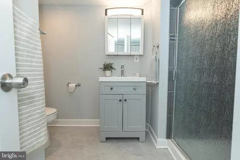 Bath - 3828 Sinclair Ln, Baltimore, MD 21213 photo 3 of 4