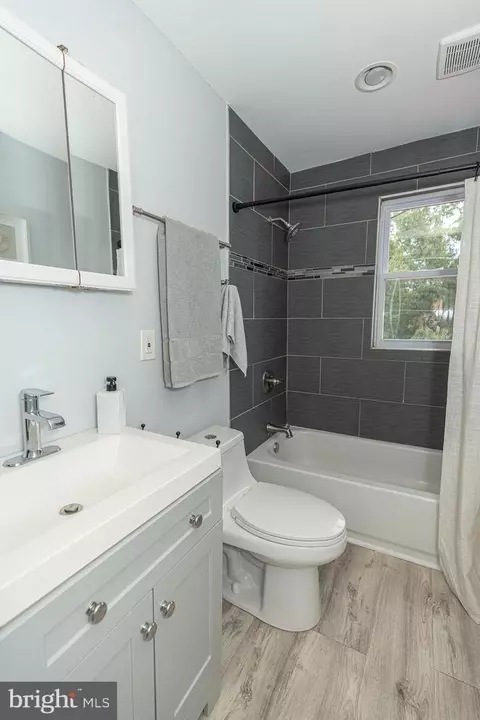 Bath - 3828 Sinclair Ln, Baltimore, MD 21213 photo 1 of 4