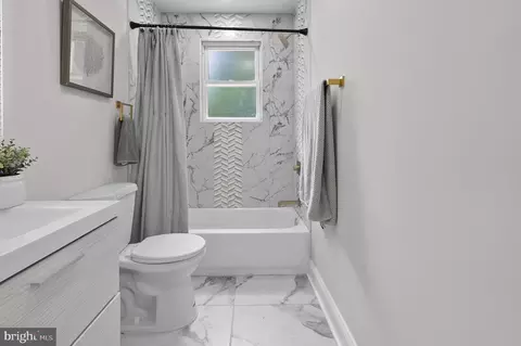 Bath - 5305 Barbara Ave, Baltimore, MD 21206 photo 2 of 9