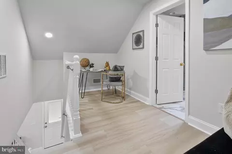 Entry Way - 5305 Barbara Ave, Baltimore, MD 21206 photo 5 of 6