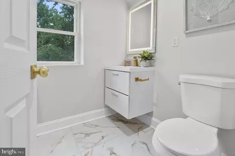 Bath - 5305 Barbara Ave, Baltimore, MD 21206 photo 3 of 9