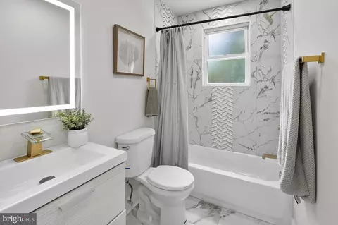 Bath - 5305 Barbara Ave, Baltimore, MD 21206 photo 1 of 9