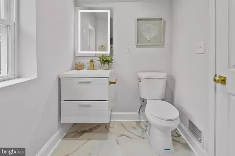Bath - 5305 Barbara Ave, Baltimore, MD 21206 photo 6 of 9
