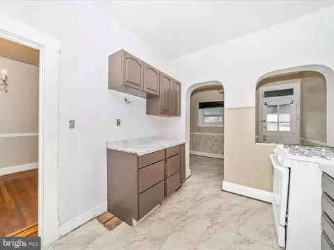 Entry Way - 3805 Harlem Ave, Baltimore, MD 21229 photo 3 of 7