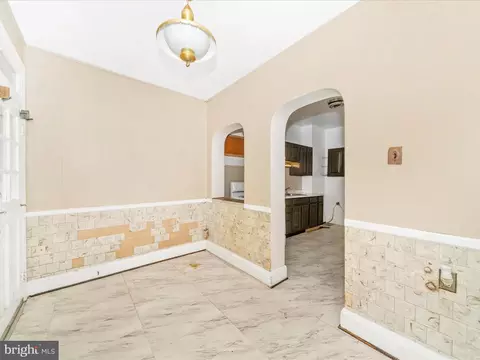 Entry Way - 3805 Harlem Ave, Baltimore, MD 21229 photo 5 of 7