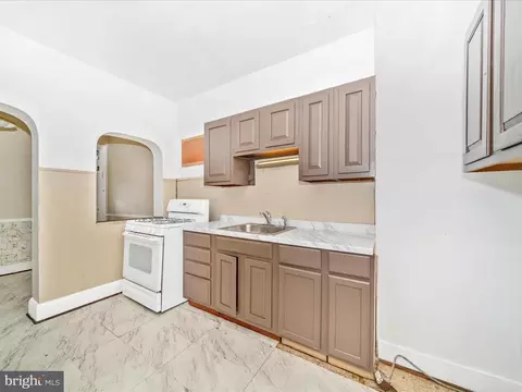 Entry Way - 3805 Harlem Ave, Baltimore, MD 21229 photo 2 of 7