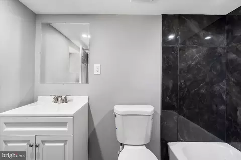 Bath - 5406 Hamlet Ave, Baltimore, MD 21214 photo 4 of 5